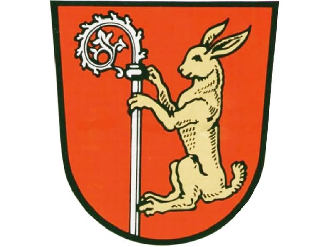 Wappen der Stadt Herrieden: in Rot ein hockender goldener Hase, der einen aufrechten silbernen Bischofsstab hält.