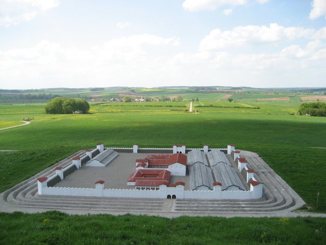 Modell des Römerkastells Ruffenhofen, im nördlichen Horizont Herrieden