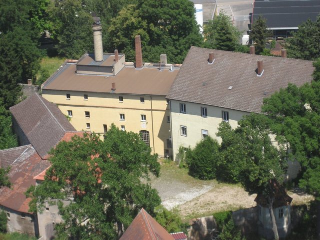 Brauereigebäude und Palas (Autokran-Foto, 2013).